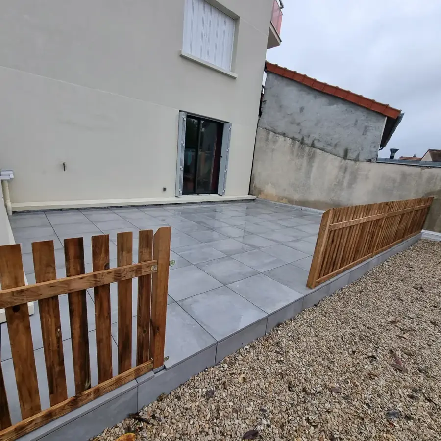 Terrasse dallée avec clôture bois par RED France