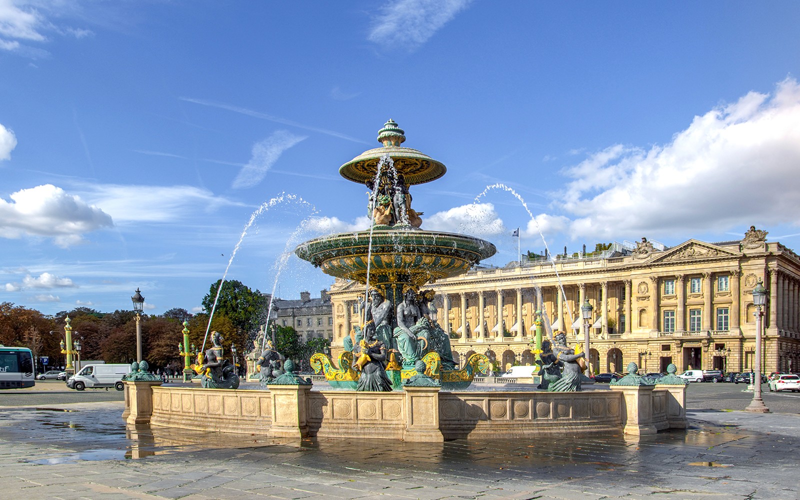Fontän vid Place de la Concorde, Paris, med historisk byggnad i bakgrunden.