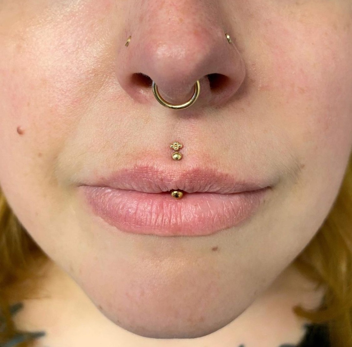 Vertikal philtrum piercing