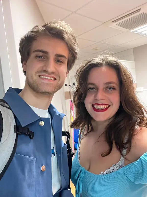 Corentin Raedisch ostéopathe à Saint-Etienne en séance avec Mahaut Drama en loge avant son spectacle