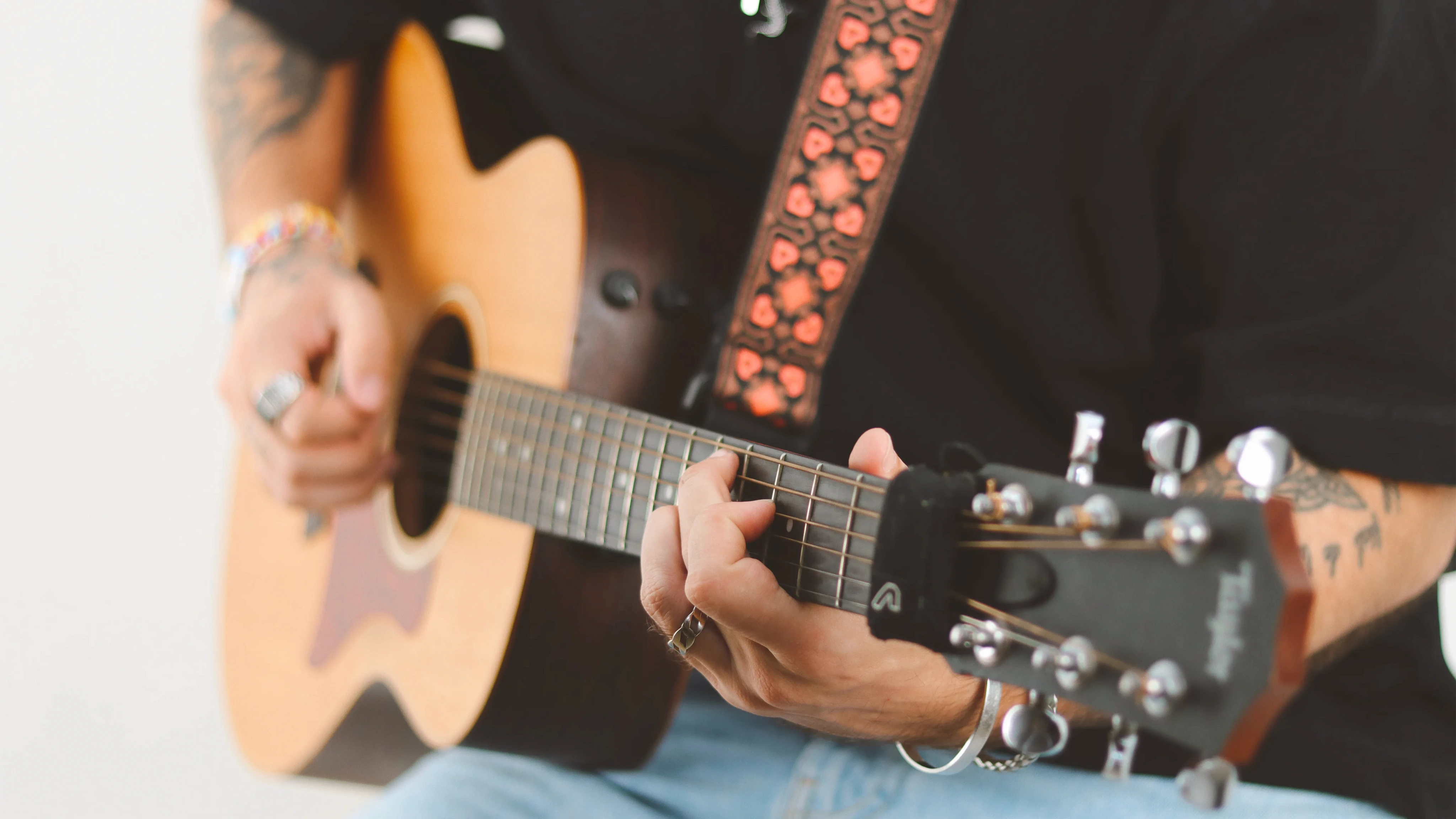 Músico tocando guitarra acústica en retrato artístico