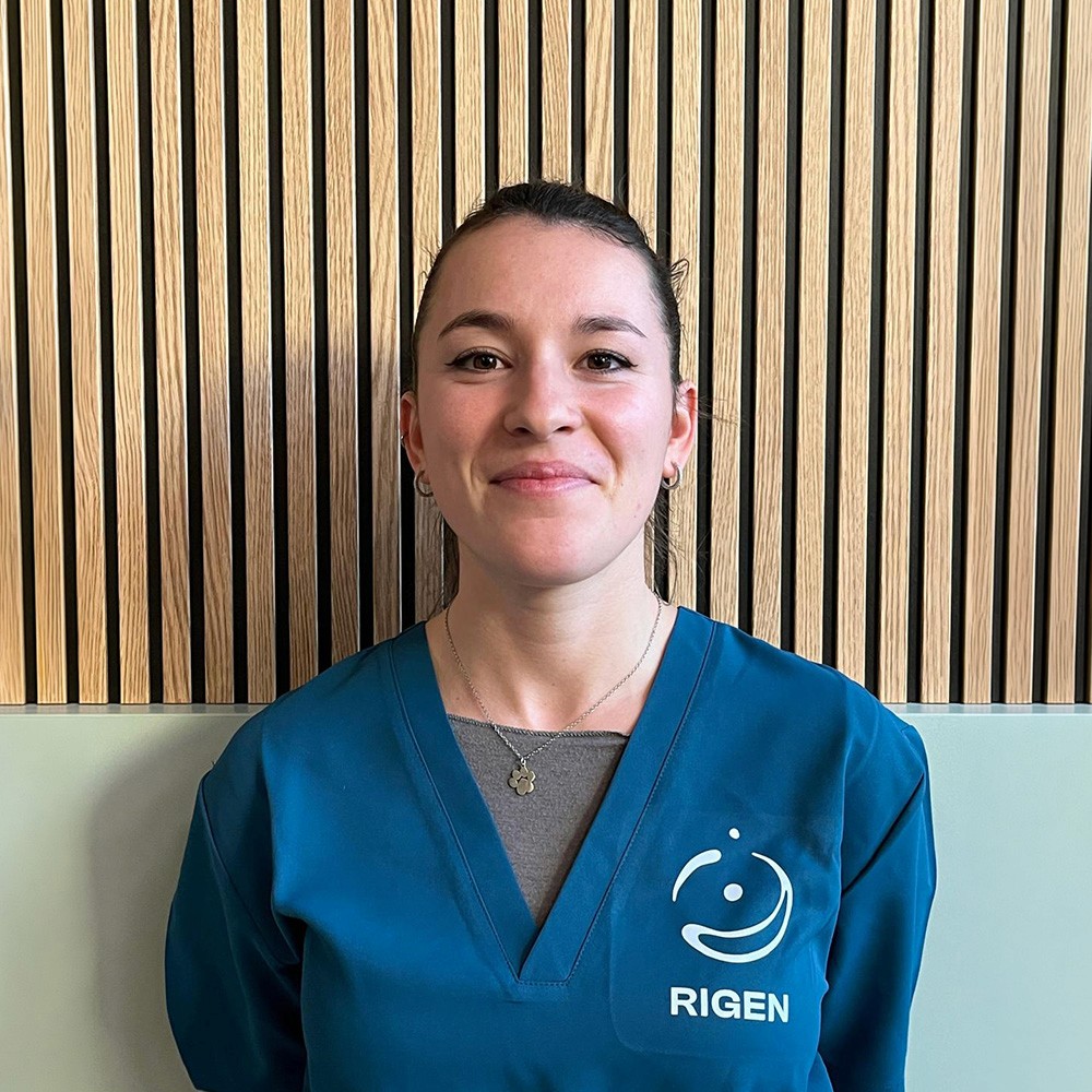 man in white crew neck shirt