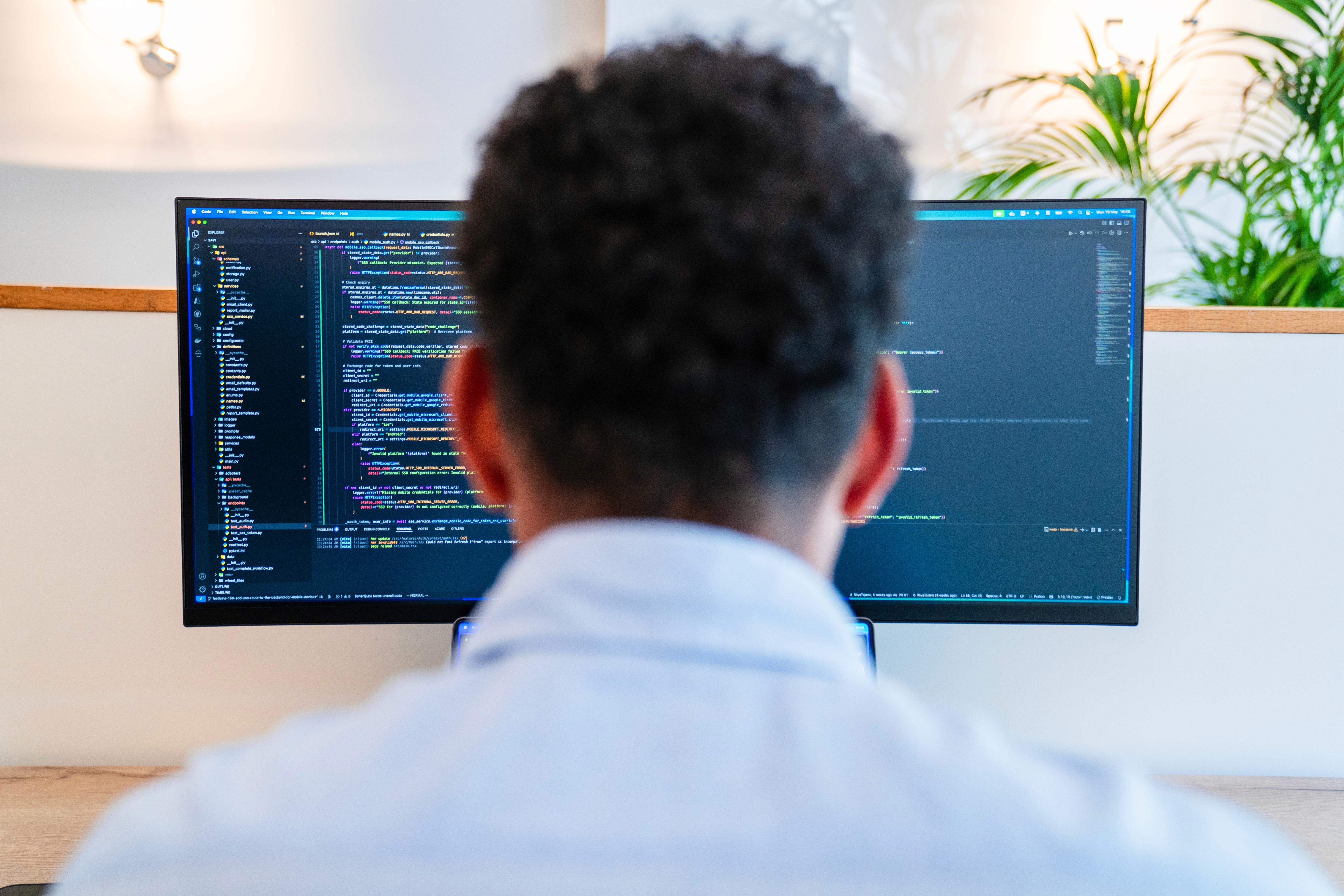 MSTR developer aan het werk aan maatwerk AI-software — meer dan 20 AI-applicaties succesvol in productie