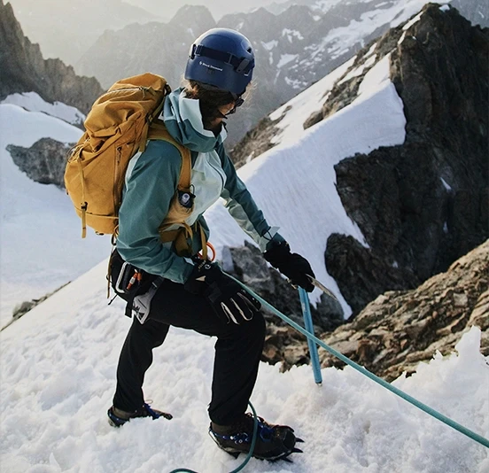 Femme grimpe montagne avec crampons disponible à la location sur jam