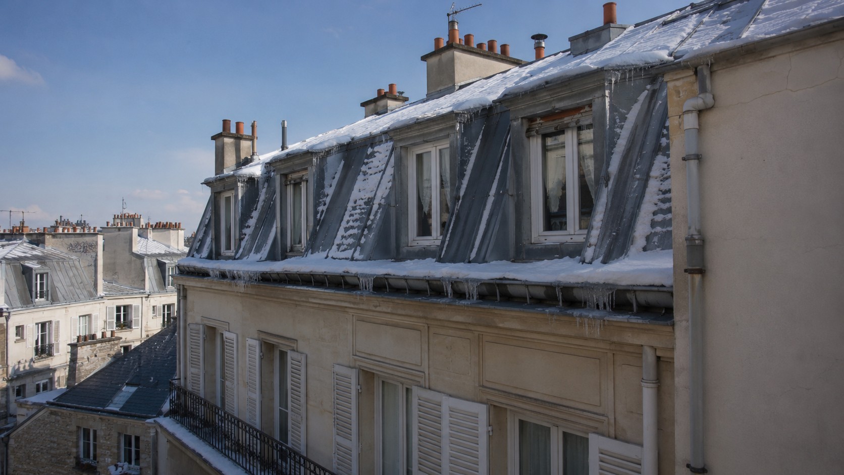 Neige et glace sur toiture de copropriété parisienne