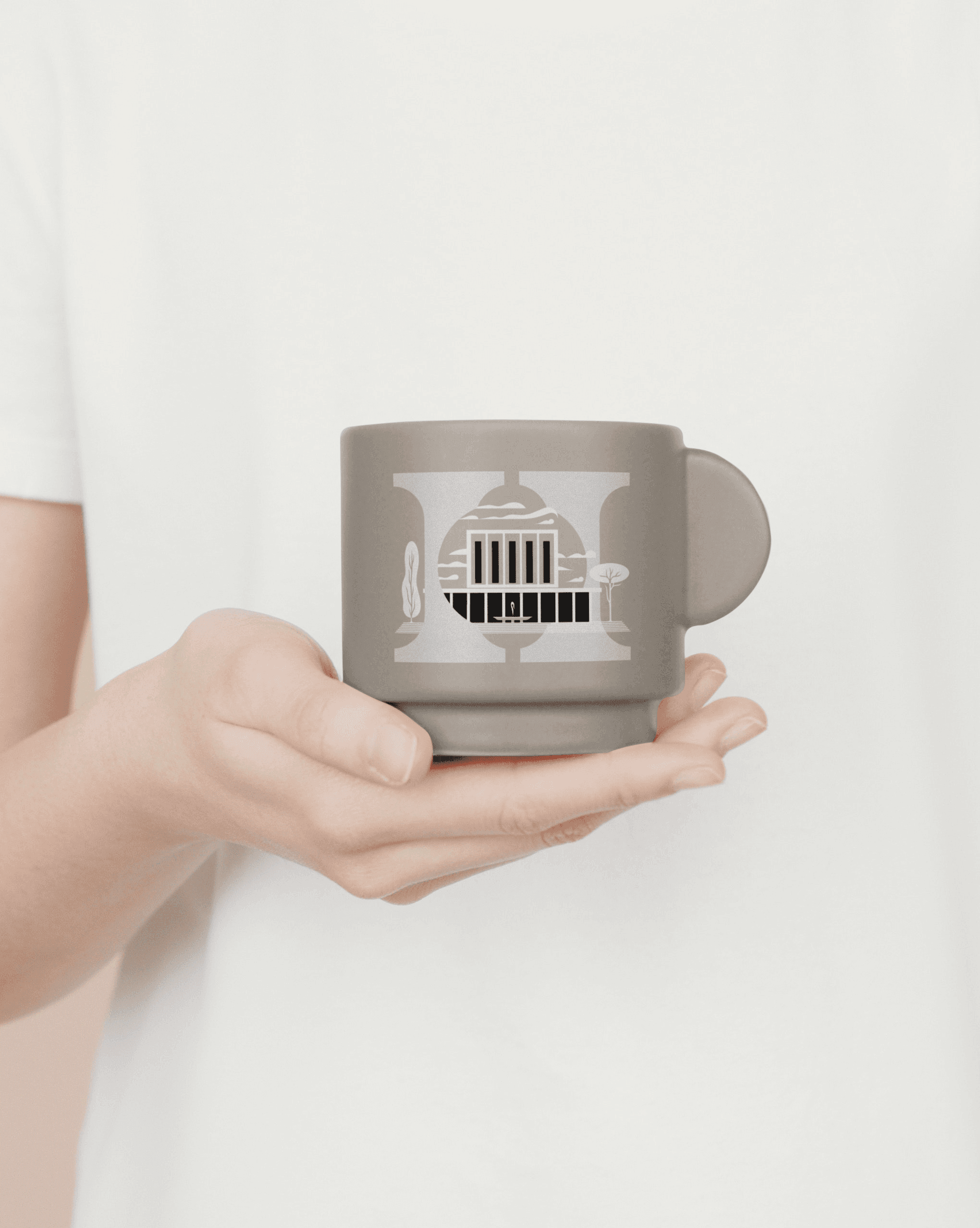 Nová vizuální identita pro Hřbitovy a pohřební služby Praha od studia Matouš Design, oceněná DESIGN BODem za citlivé grafické zpracování. Na fotografiích je vidět nové logo, ilustrace, orientační systém a tiskoviny, které přetvářejí pohled na hřbitovy jako na klidná a důstojná místa setkávání i vzpomínek.