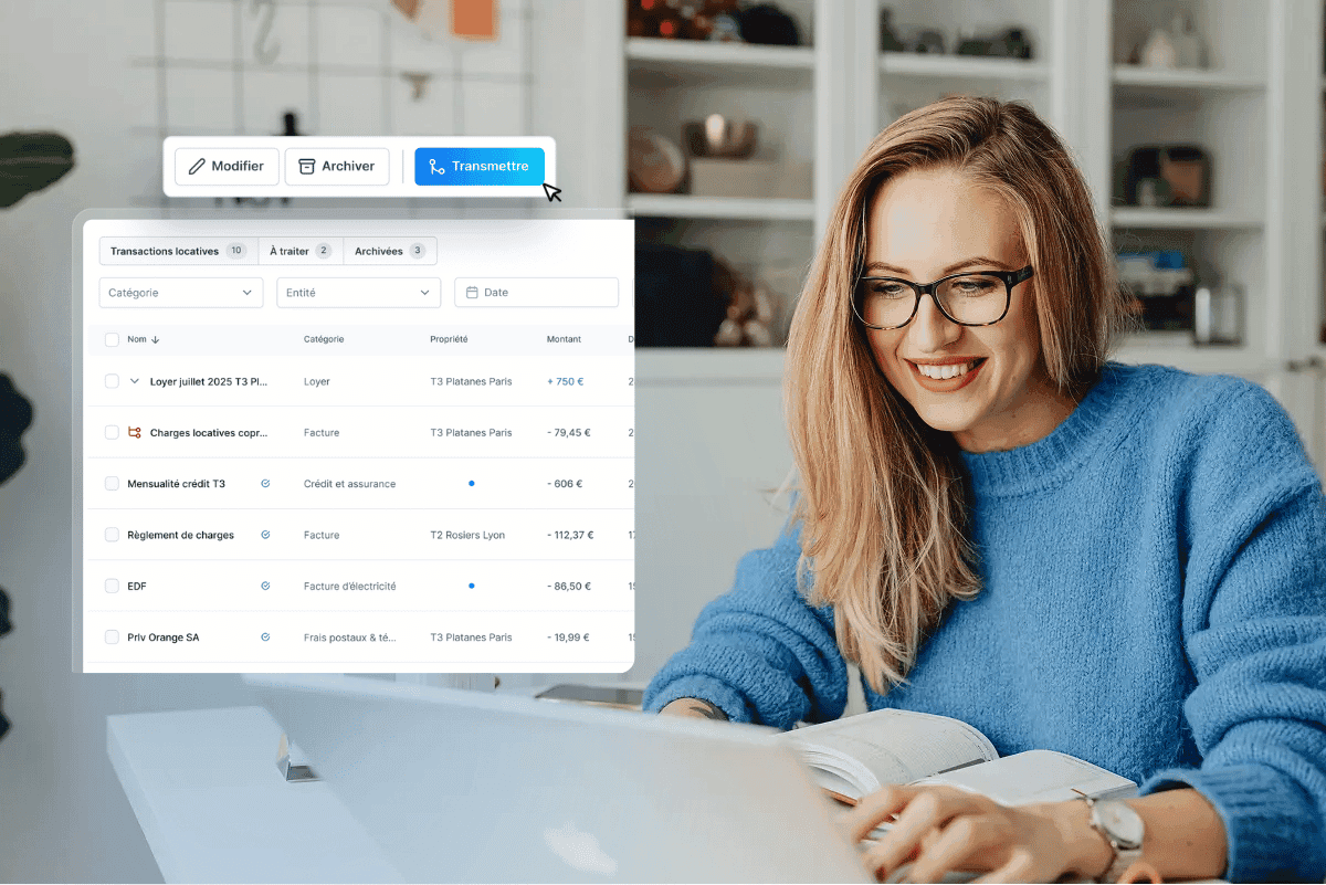 une experte comptable heureuse sur son ordinateur qui pilote la solution Manerty