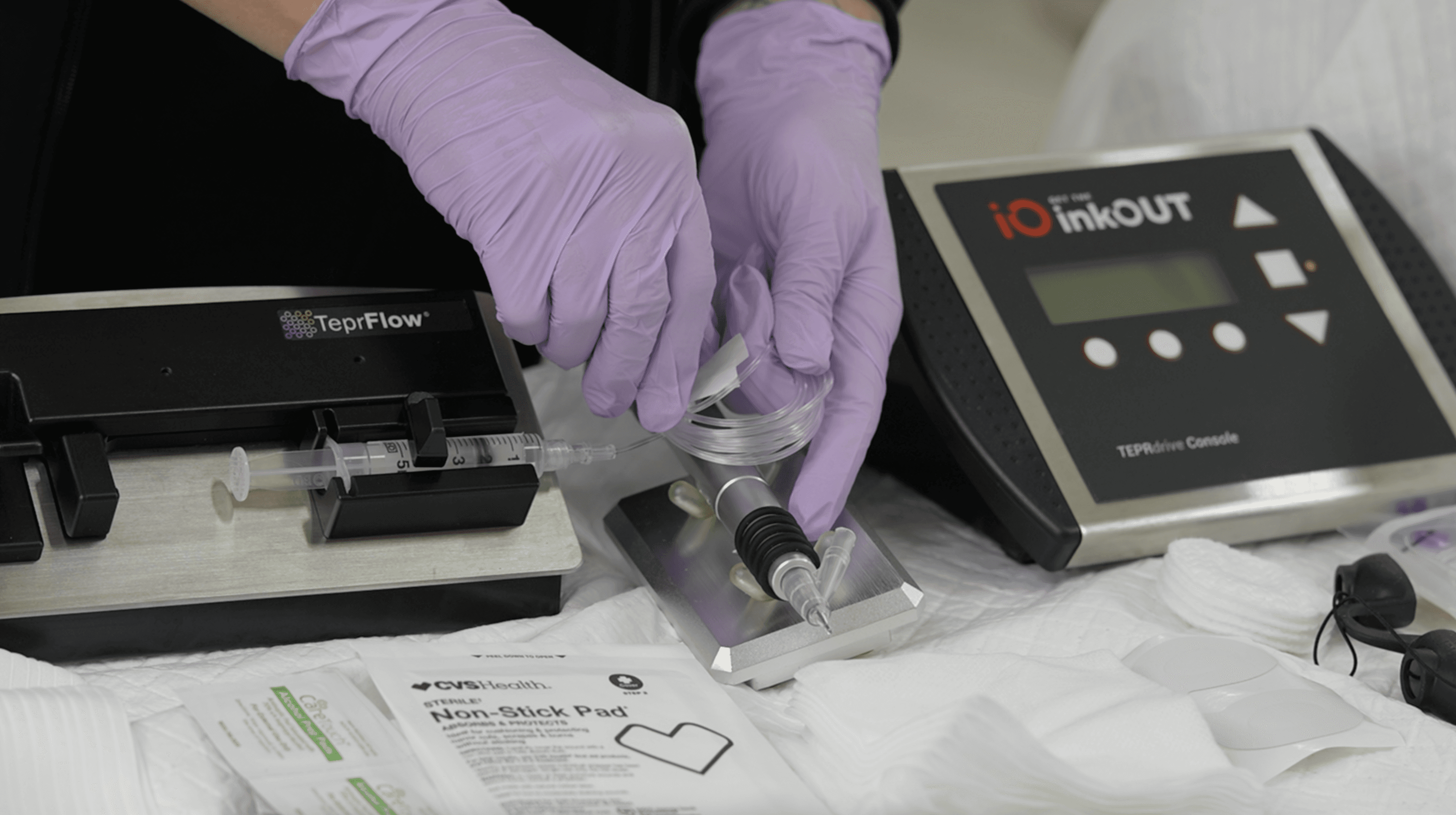 especialista conectando el TEPRsol al aplicador de mano