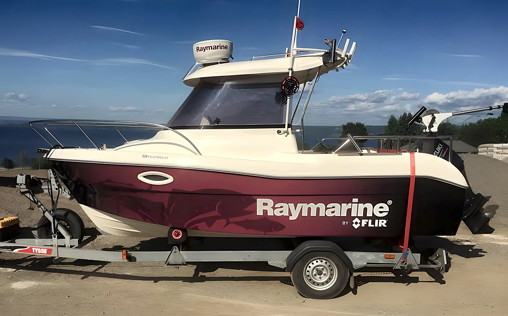 Båtdekor med Raymarine-logo og fiskemotiv på båt på tilhenger
