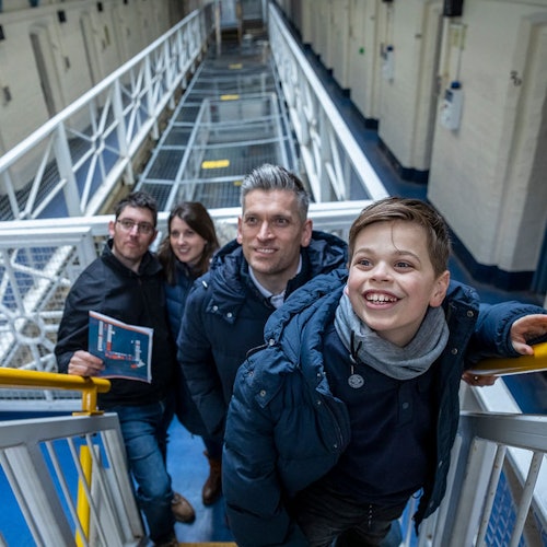 一群游客在什鲁斯伯里监狱。