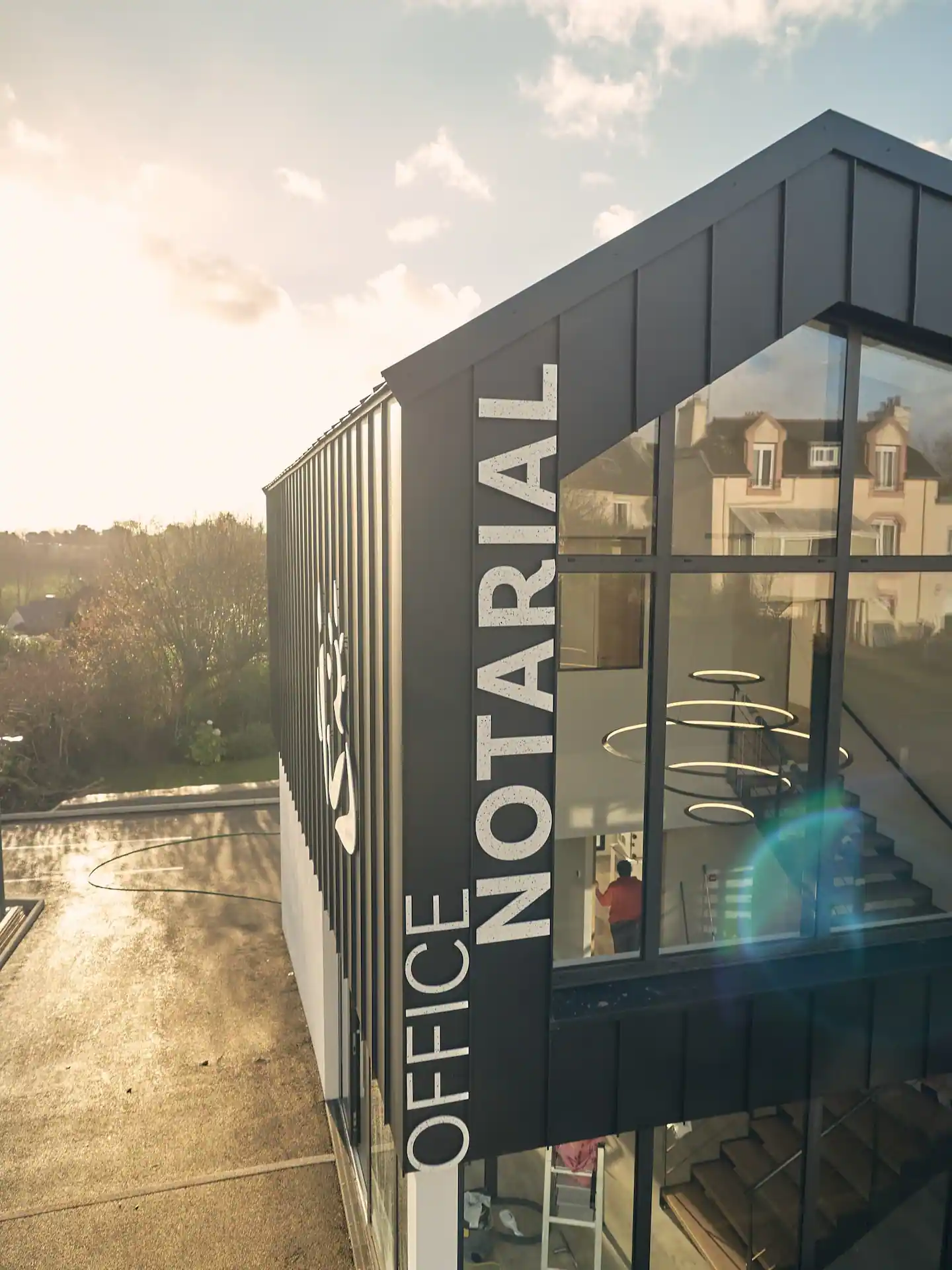 Enseigne de notaire conçue en plastique recyclé finistérien