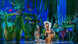 Simba und Nala treffen sich mit Blicken im Dschungel. Der König der Löwen im Lyceum Theatre im Londoner West End.