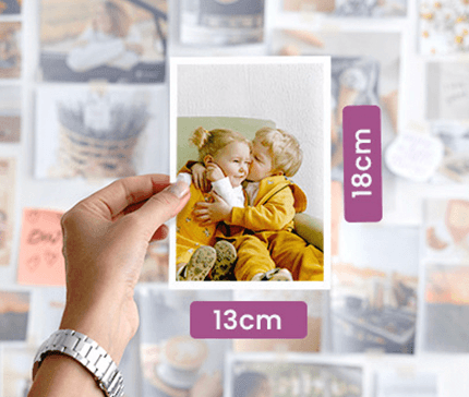 Pessoa segurando Fotolivro com foto em preto e branco de mãe beijando o filho recém-nascido, com o nome Pedro Henrique escrito na imagem