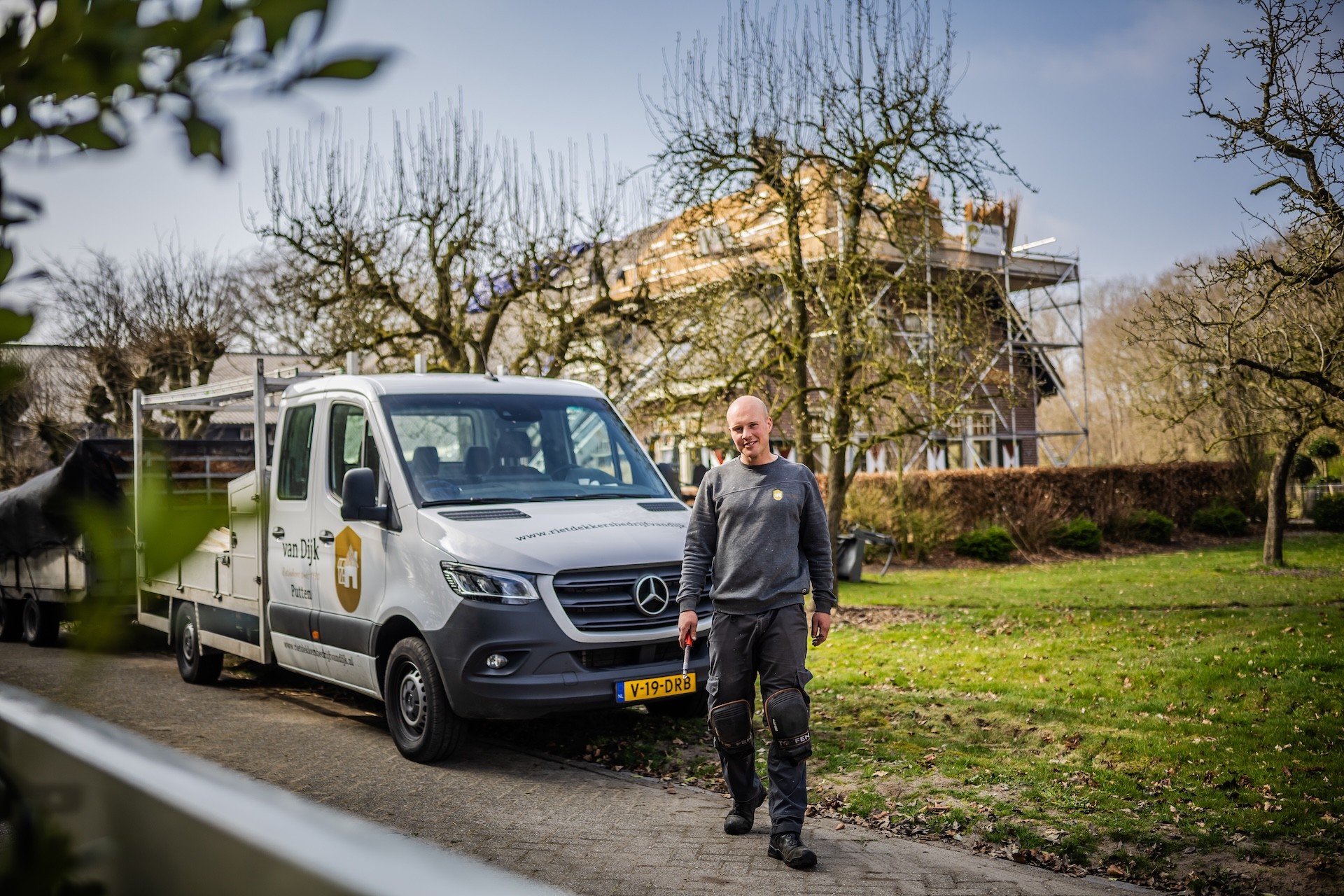 Foto van een rietdekker van Rietdekkersbedrijf van Dijk op locatie bij klant