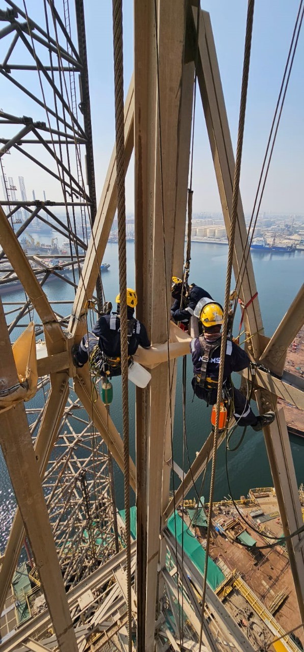 High pressure washing on derrick