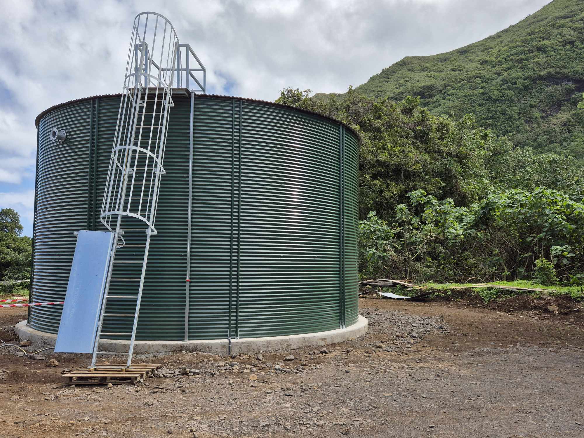 Citerne verte métallique