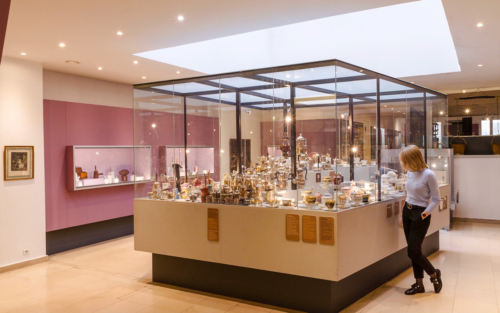 Mujer observando la exhibición de artefactos de chocolate en el Museo del Chocolate de París.