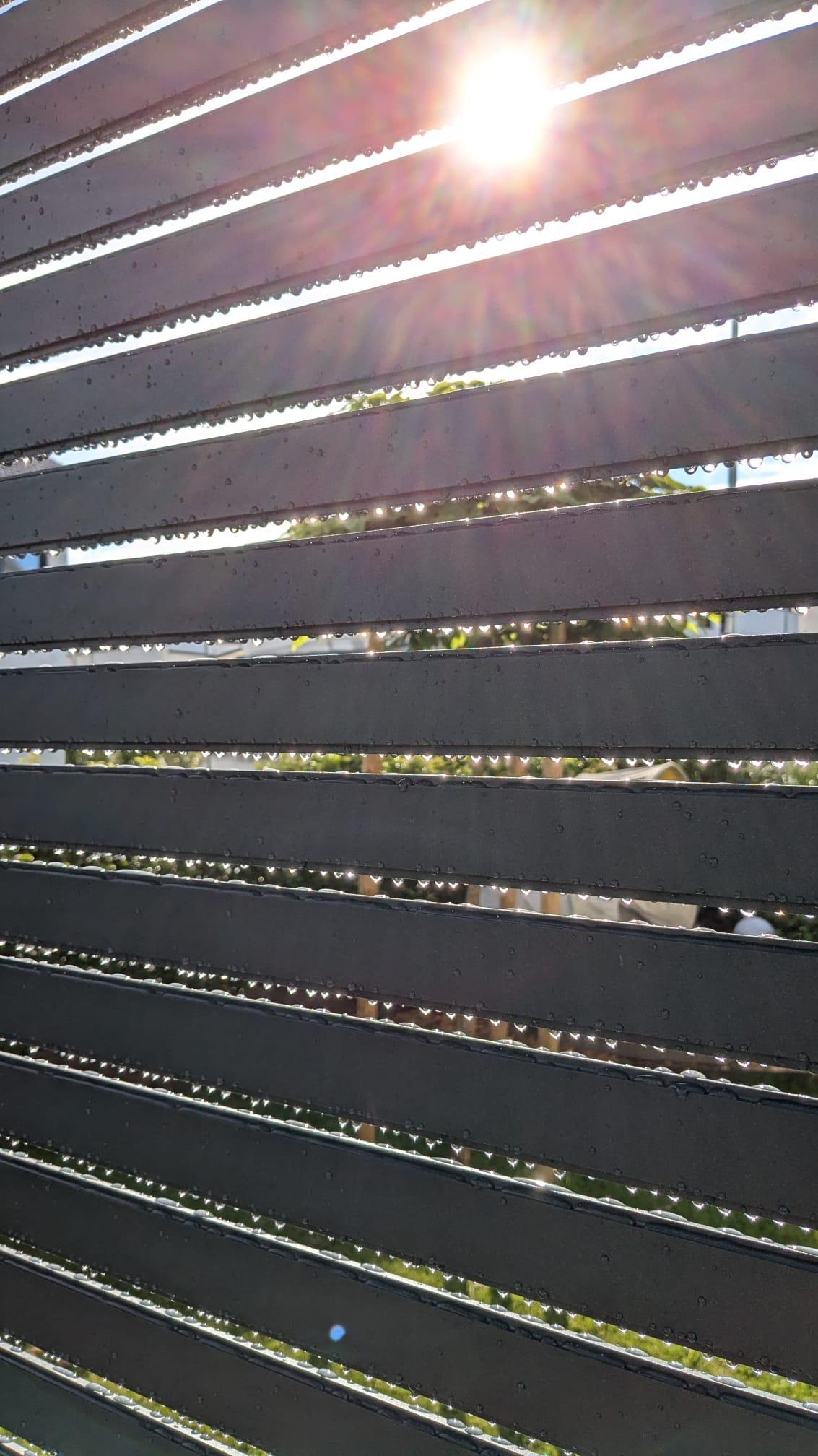 Designelemente mit Wasser und Sonnenlicht dazwischen
