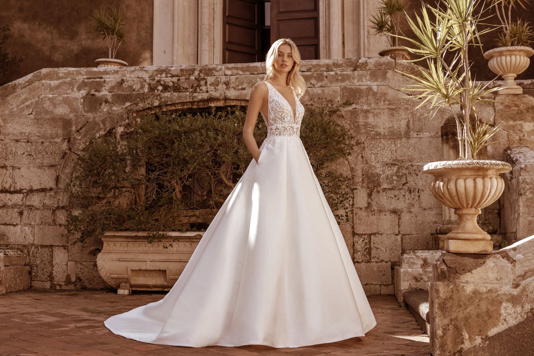 Satin Brautkleid mit Spitzenärmel und Schleppe