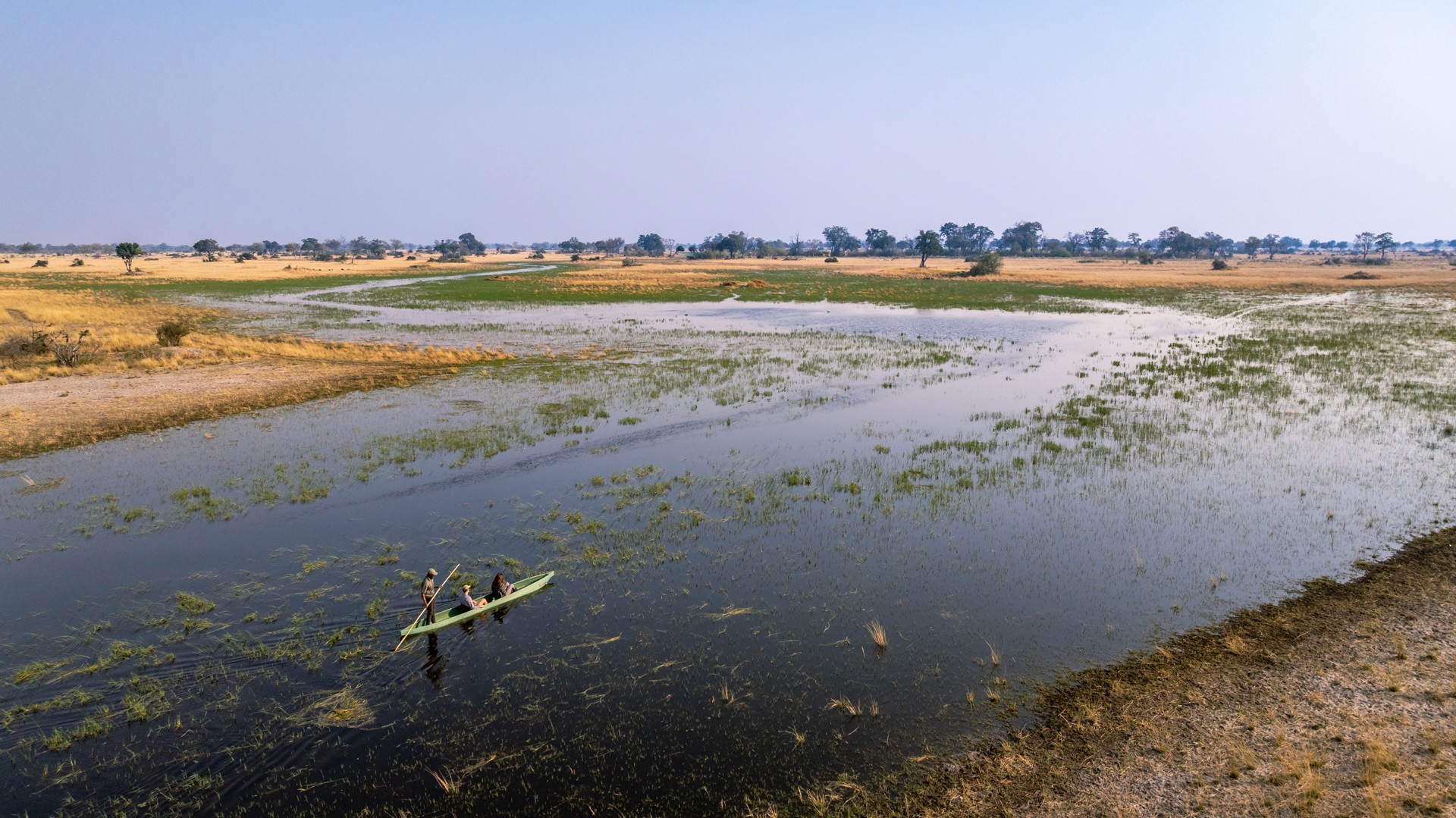 Kujwana Delta Ride, Okavango Delta, Botswana. En mokoro glider fram över en av deltats kanaler.