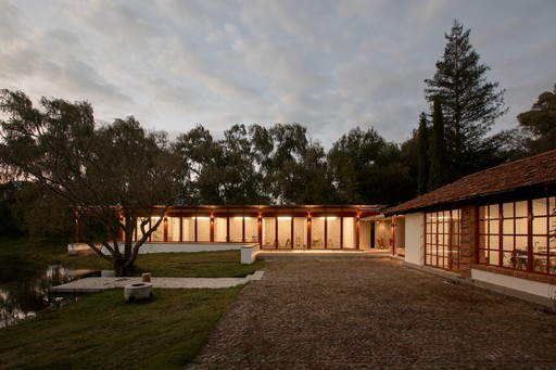 Vista exterior del edificio principal de Cobertizo residencia artística, Jilotepec, Estado de México