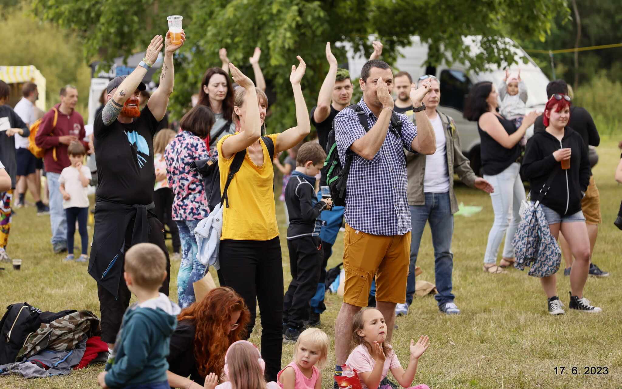 Návštěvníci Dobrovolu tančí a tleskají