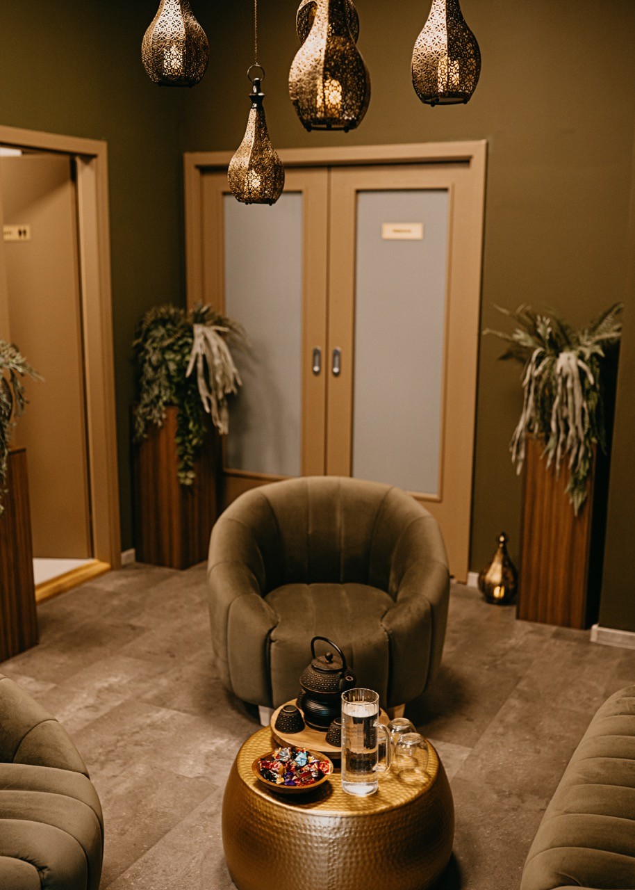 Komfortní čekací zóna pro klienty s pohodlným křesly v relaxačním salonu LAYA Spa Ritual Děčín