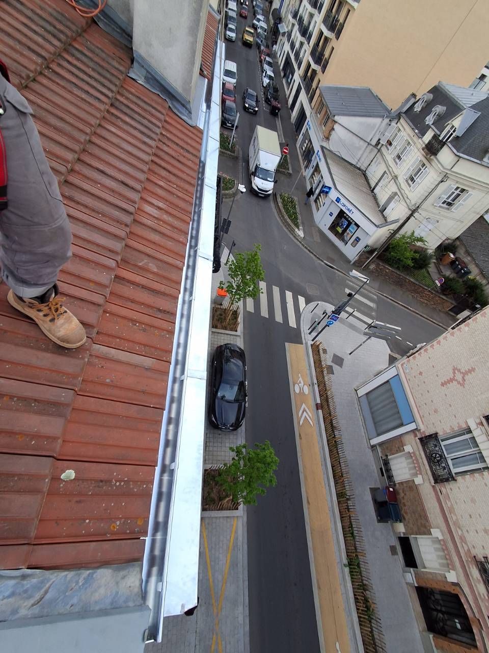 Gouttière en zinc neuve et habillage zinc en bas de versant en tuiles, reposés sur cordes à Villemomble