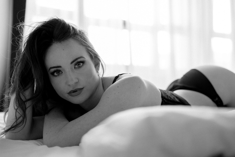 Sensual boudoir art by photographer Ramona in Solothurn, Switzerland. Luxurious selflove experience.