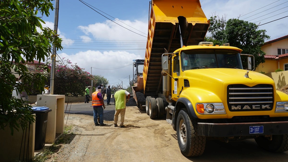 Asphalt paving
