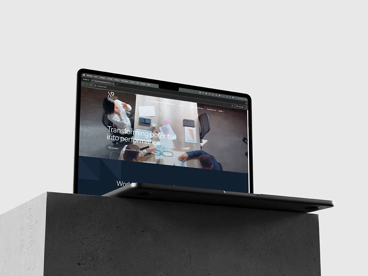 En dator på en betongkub