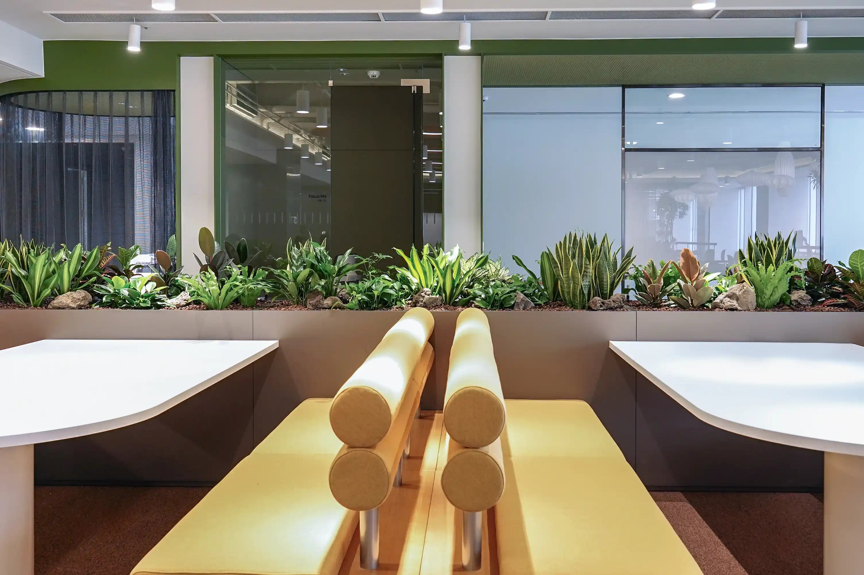 테이블 옆면에 배치한 에코피플의 플랜트박스 플랜테리어