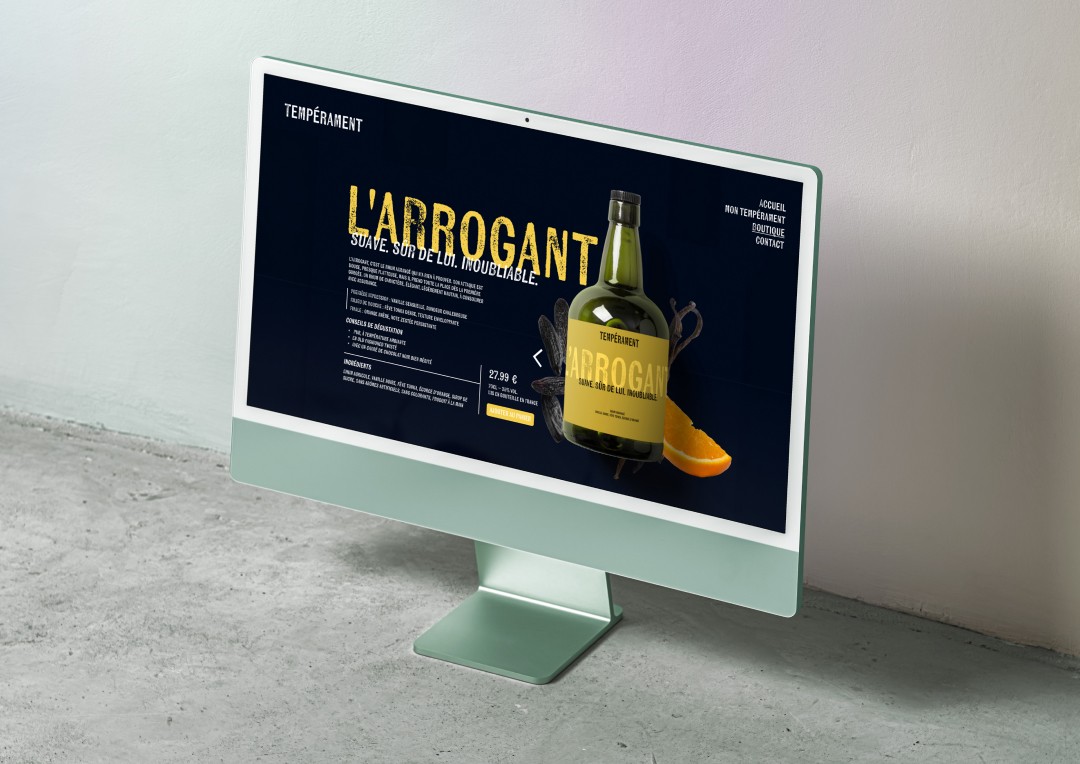 Mockup iMac page produit L'Arrogant Tempérament — UI e-commerce immersif fond noir, typographie grunge jaune or, bouteille verte avec ingrédients, fiche produit complète avec conseils de dégustation, design Tartelette Concept Toulouse