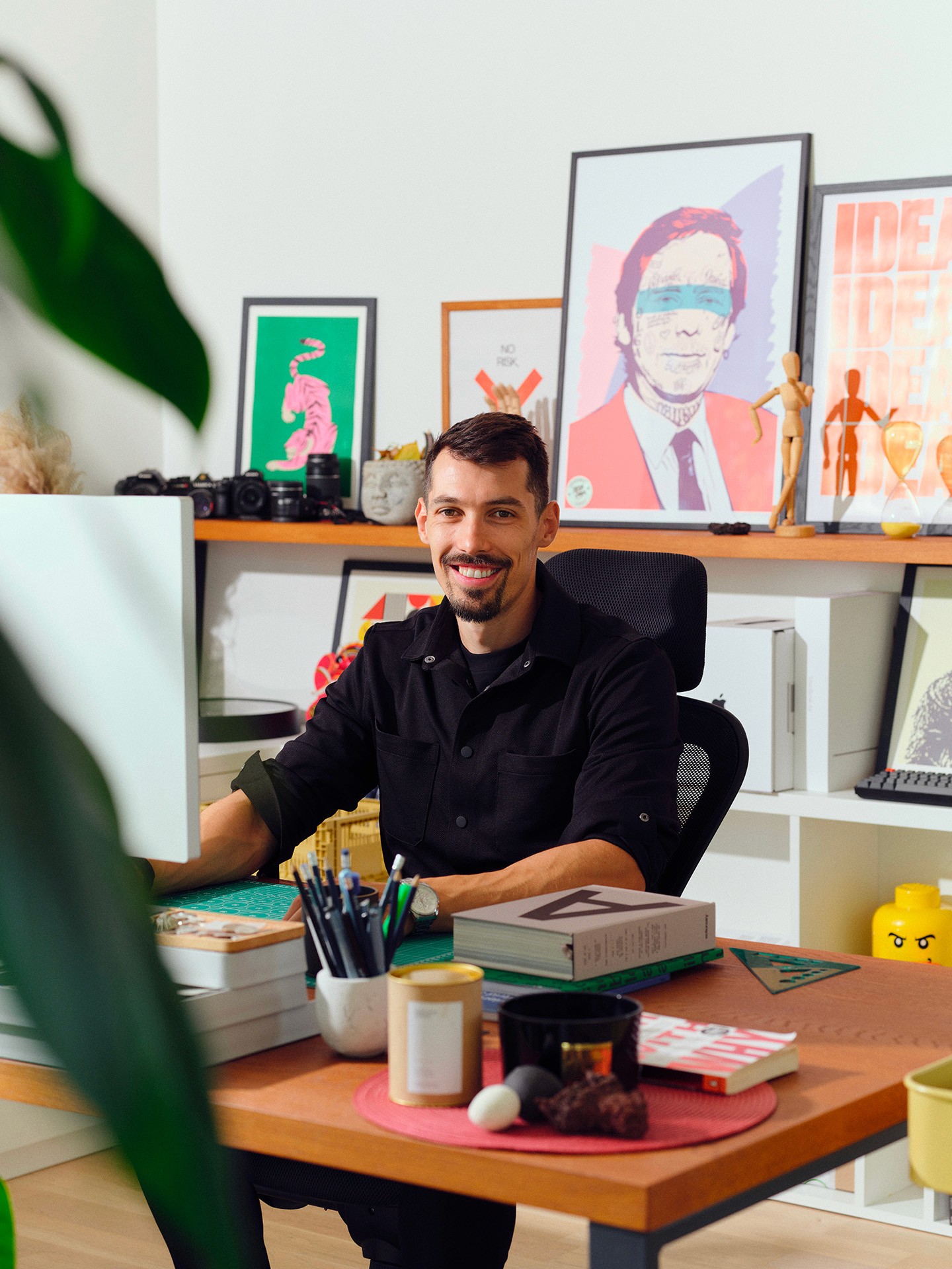 Článek na Design Bod o nahlédnutí do pracovního home office českého designéra Luboše Volkova, kde se setkává estetika, funkčnost a osobní inspirace. místo plné rostlin, knih a nápadů, které formují jeho kreativní proces UX designera.