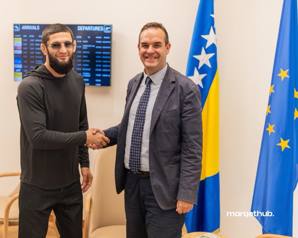 Doček Khamzata Chimaeva u Sarajevu, ispred zastava BiH i EU