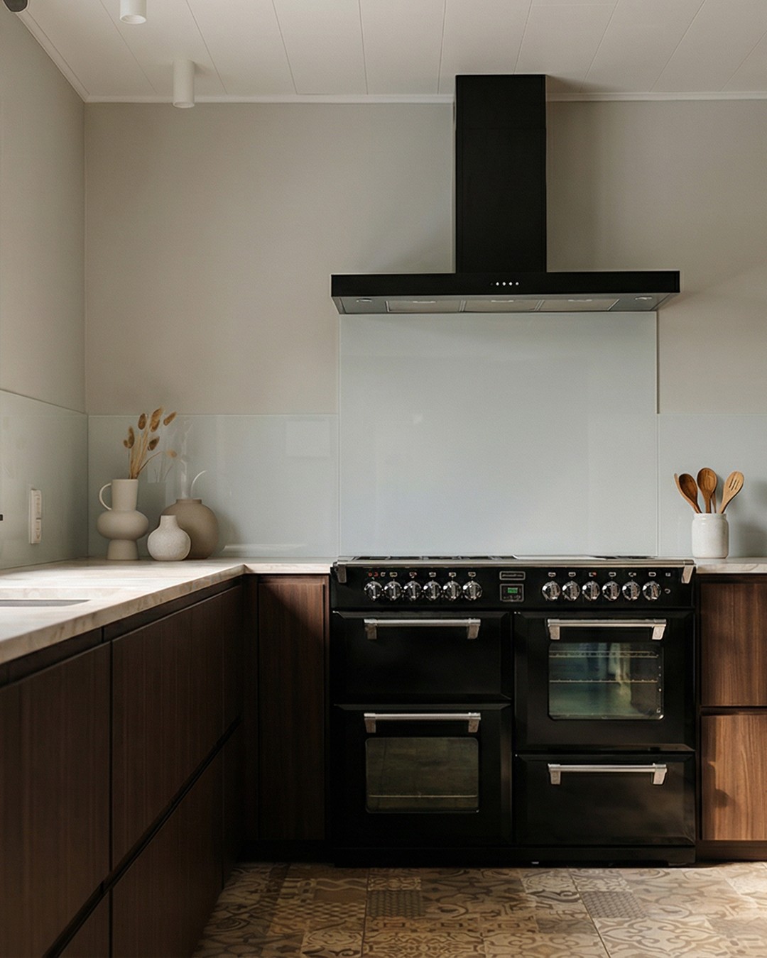 Voor en na keukenwrap in Beveren met houtlook Chestnut fronten en Bright Onyx marmer werkblad in Japandi stijl