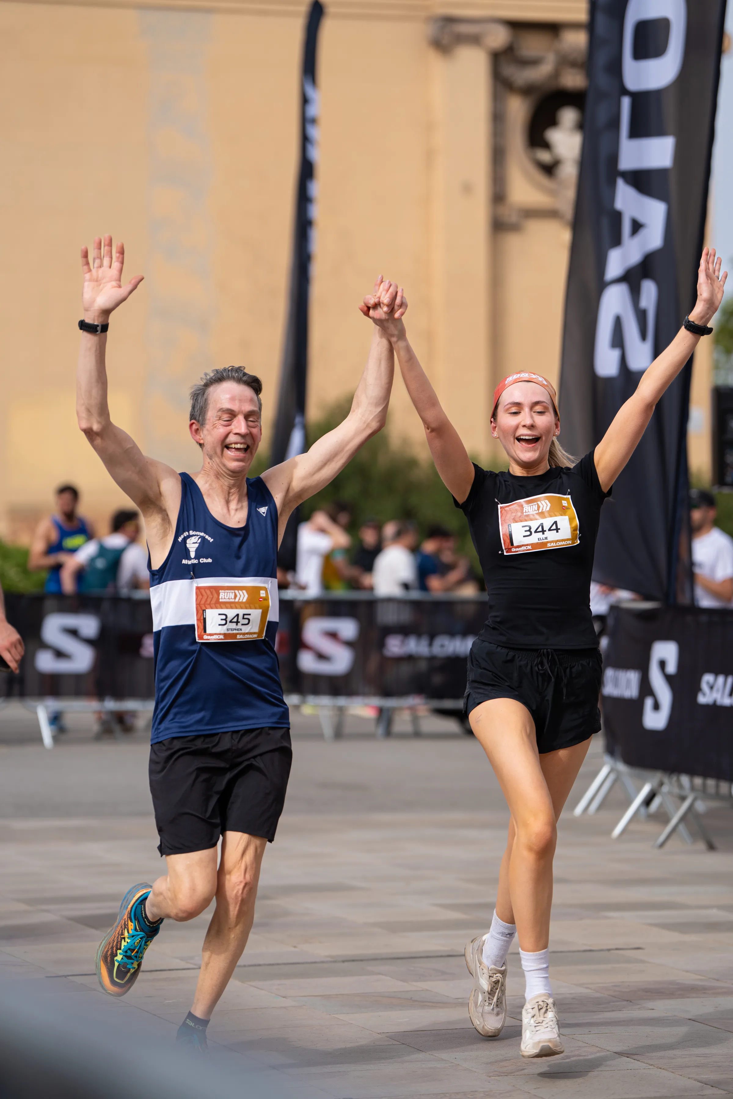 Corredor cruzando la meta de la Salomon Run Barcelona 2026 en la Font Màgica, abril 2026