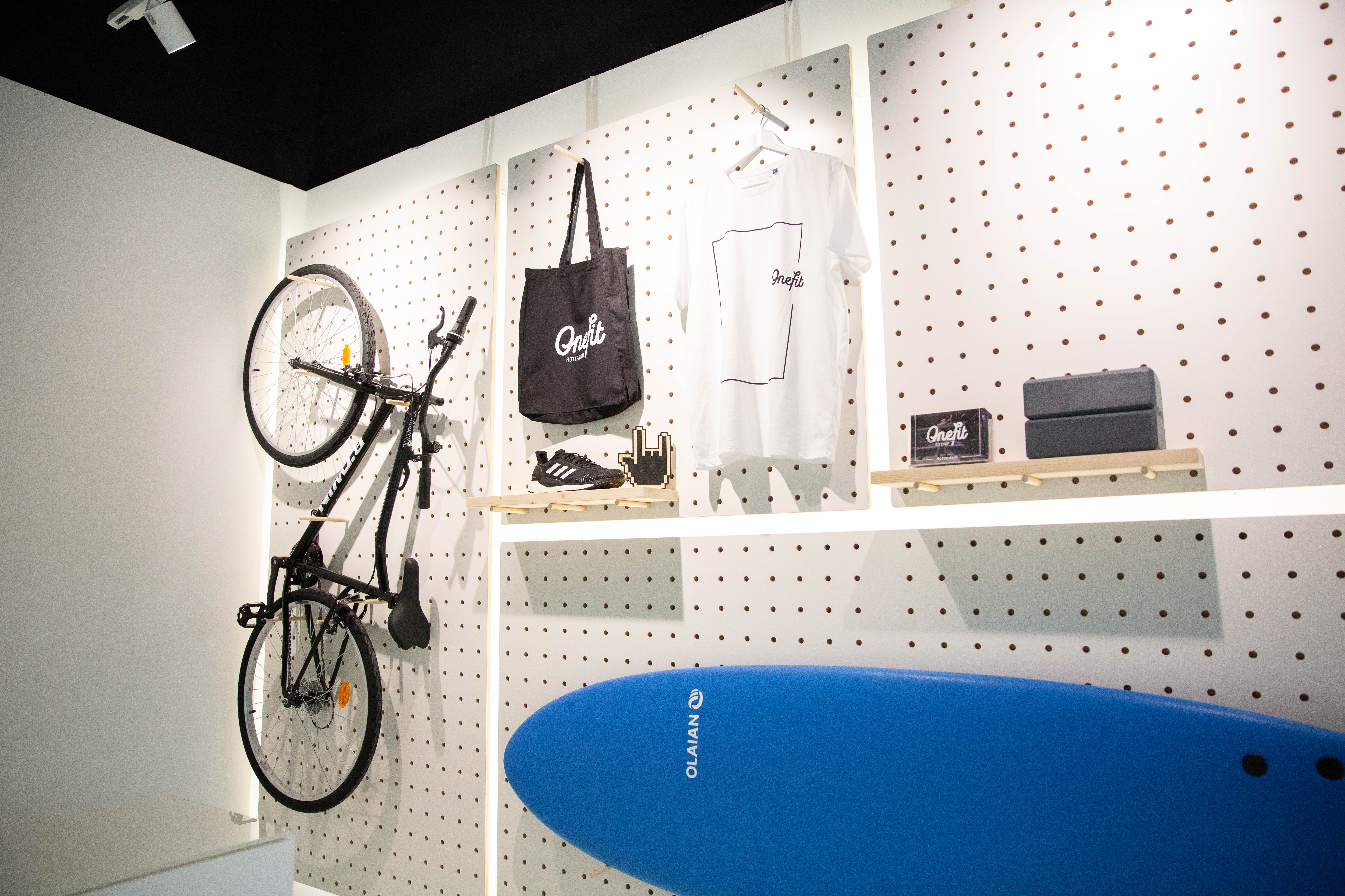 Detailed photo of the Popup Gym with the entrance and shop area