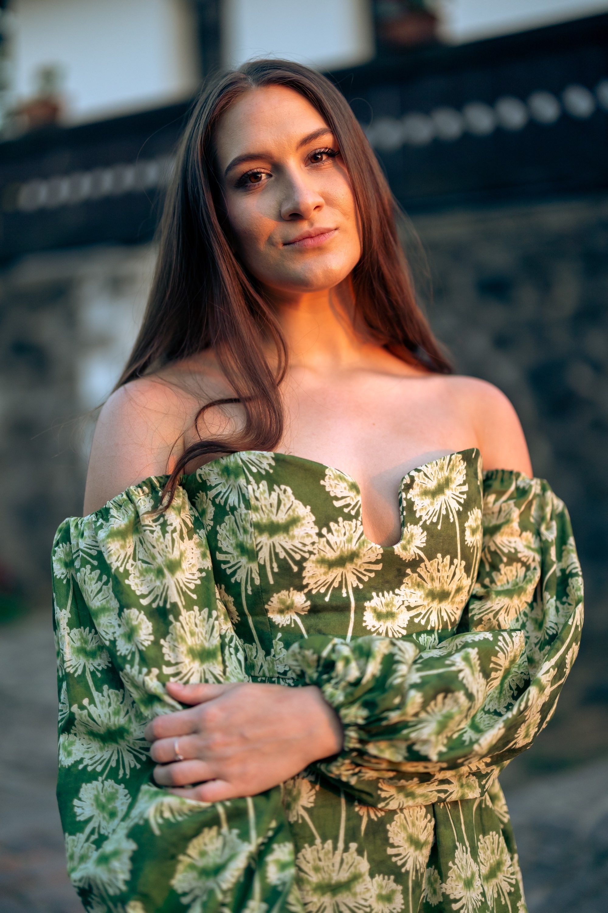 Hollókő ófalu macskaköves utcái és hagyományos fehér házai. 