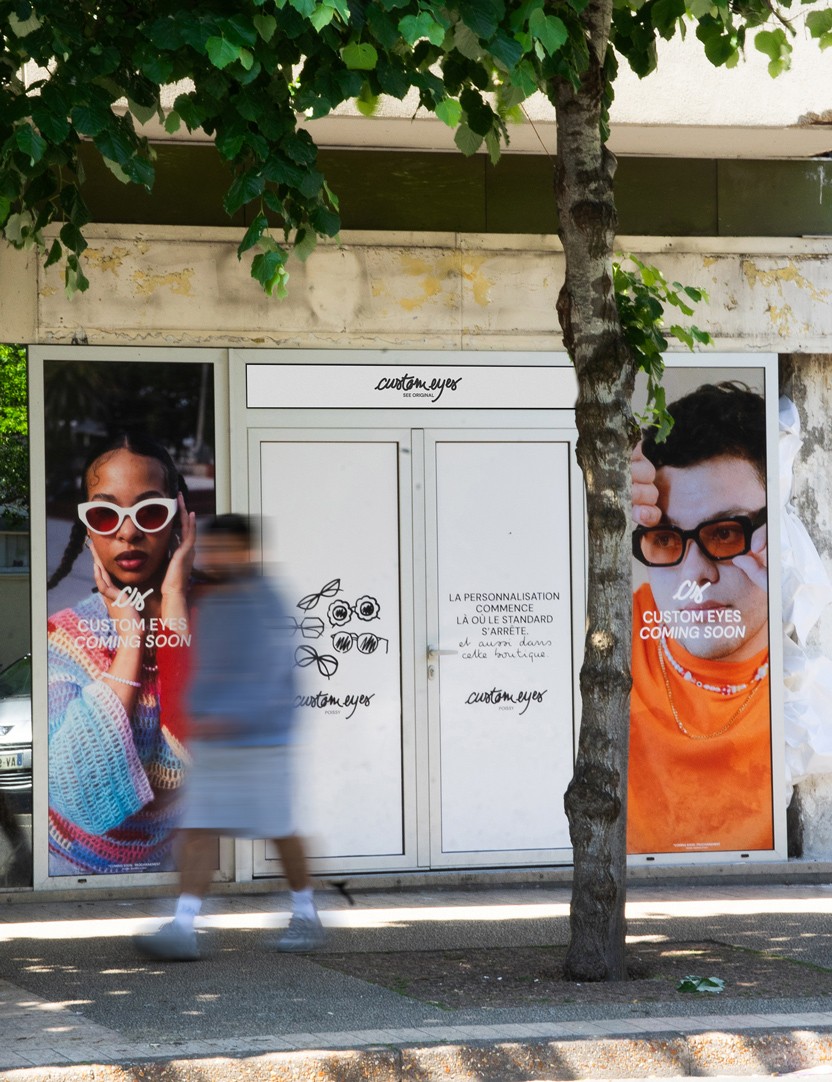 Vitrophanie Coming Soon au Custom Eyes Poissy