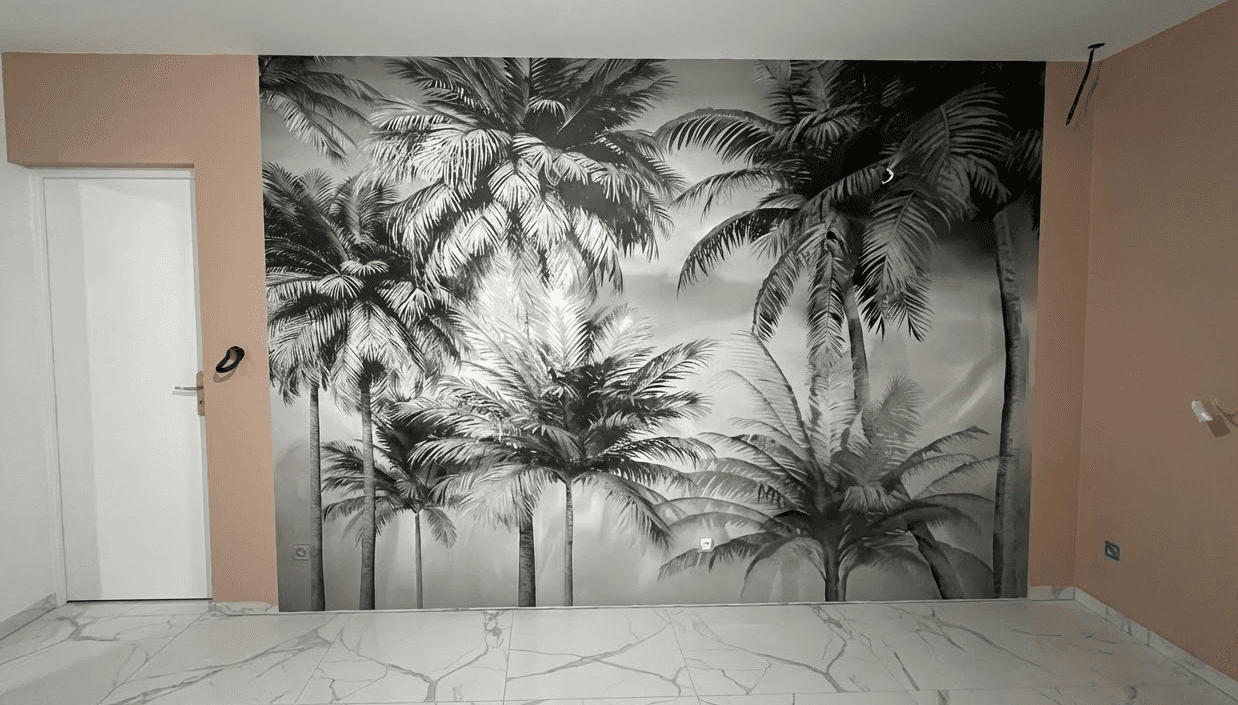 Pose de papier peint panoramique à motifs palmiers réalisée par un artisan peintre à Bergerac.