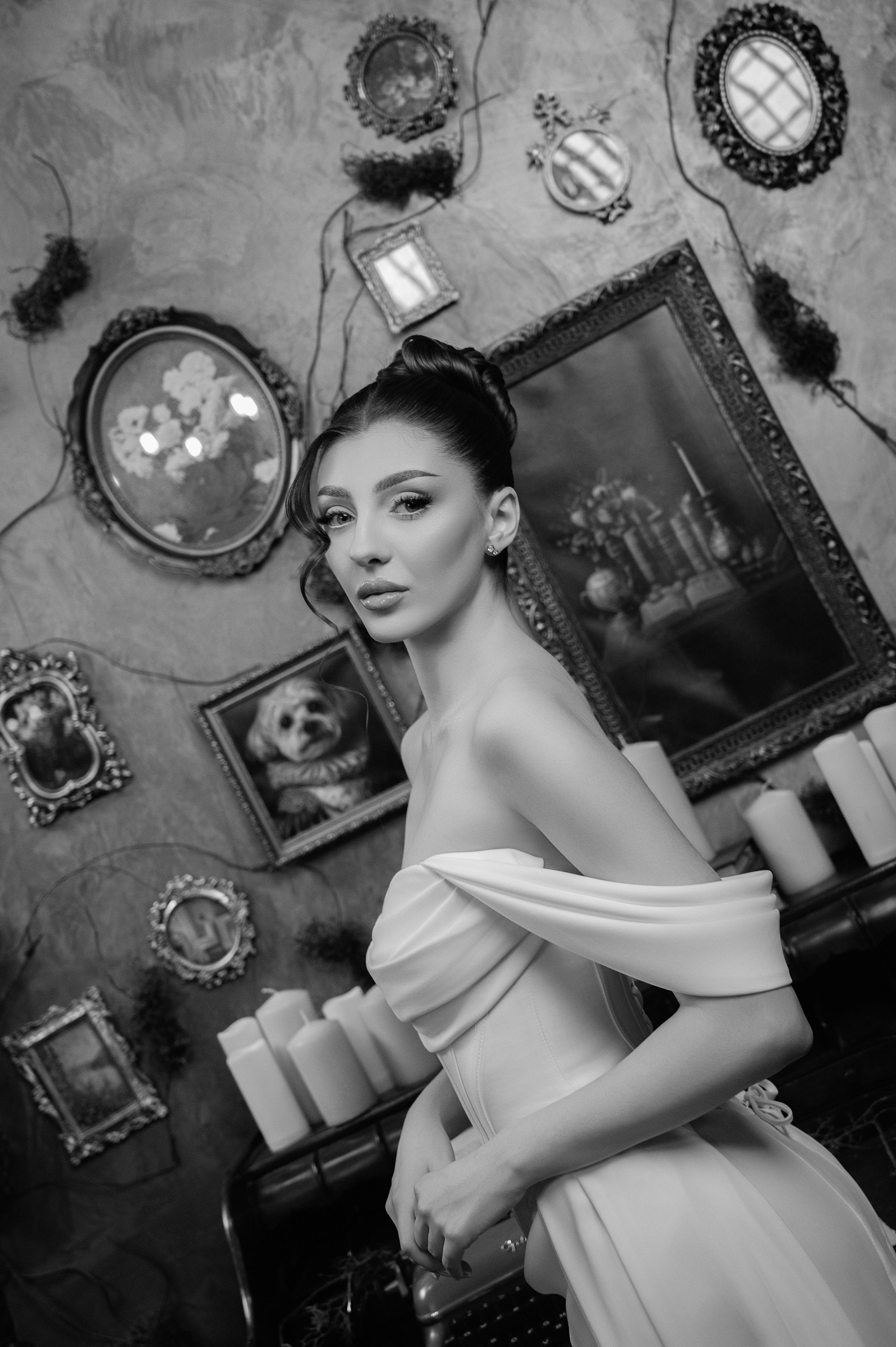 Portret alb-negru de mireasă cu lumină soft și decor vintage, fotografie bridal în București