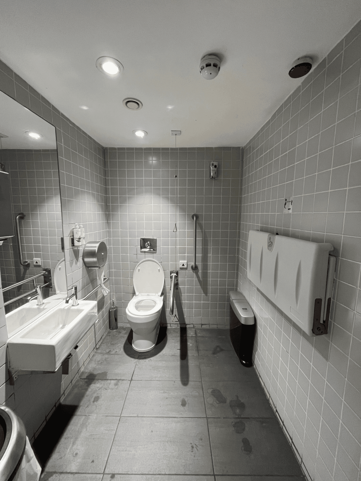 View of a regular, sized bathroom