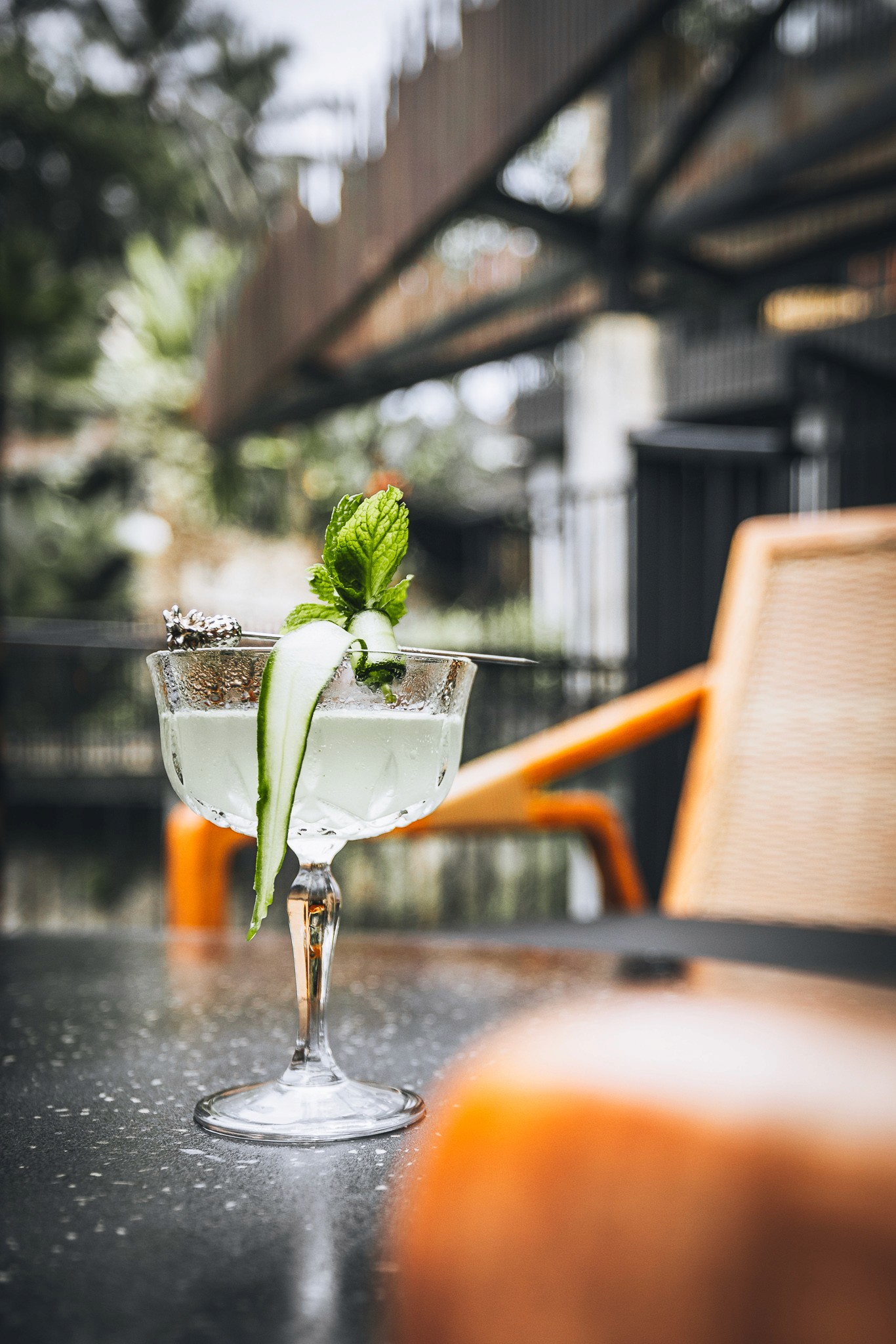 Erfrischender Cocktail mit Minze und Limette im Open-Air-Restaurant des Ning Resort Ubud