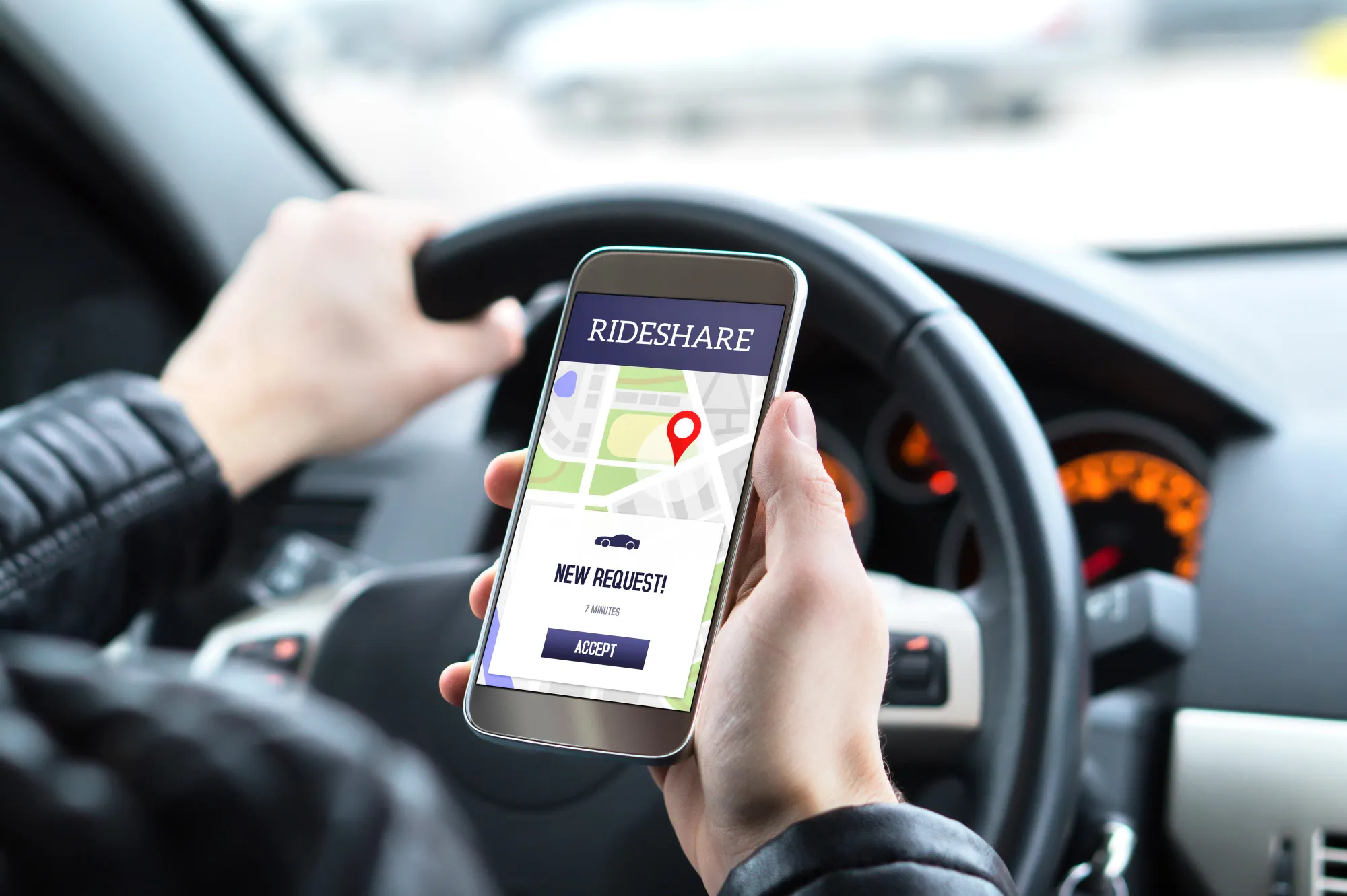 conductor de rideshare en el coche usando el móvil - accidente de rideshare