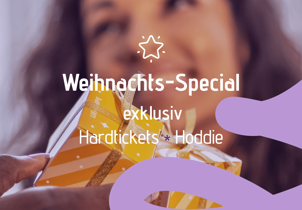 Frau hält ein gold-weiß verpacktes Geschenk mit Schleife in den Händen. Darüber steht der Text: ‚Weihnachts-Special – ab 60,00 € Hardtickets + Hoodie‘, begleitet von einem Sternsymbol. Im Vordergrund verläuft eine geschwungene lilafarbene grafische Form.