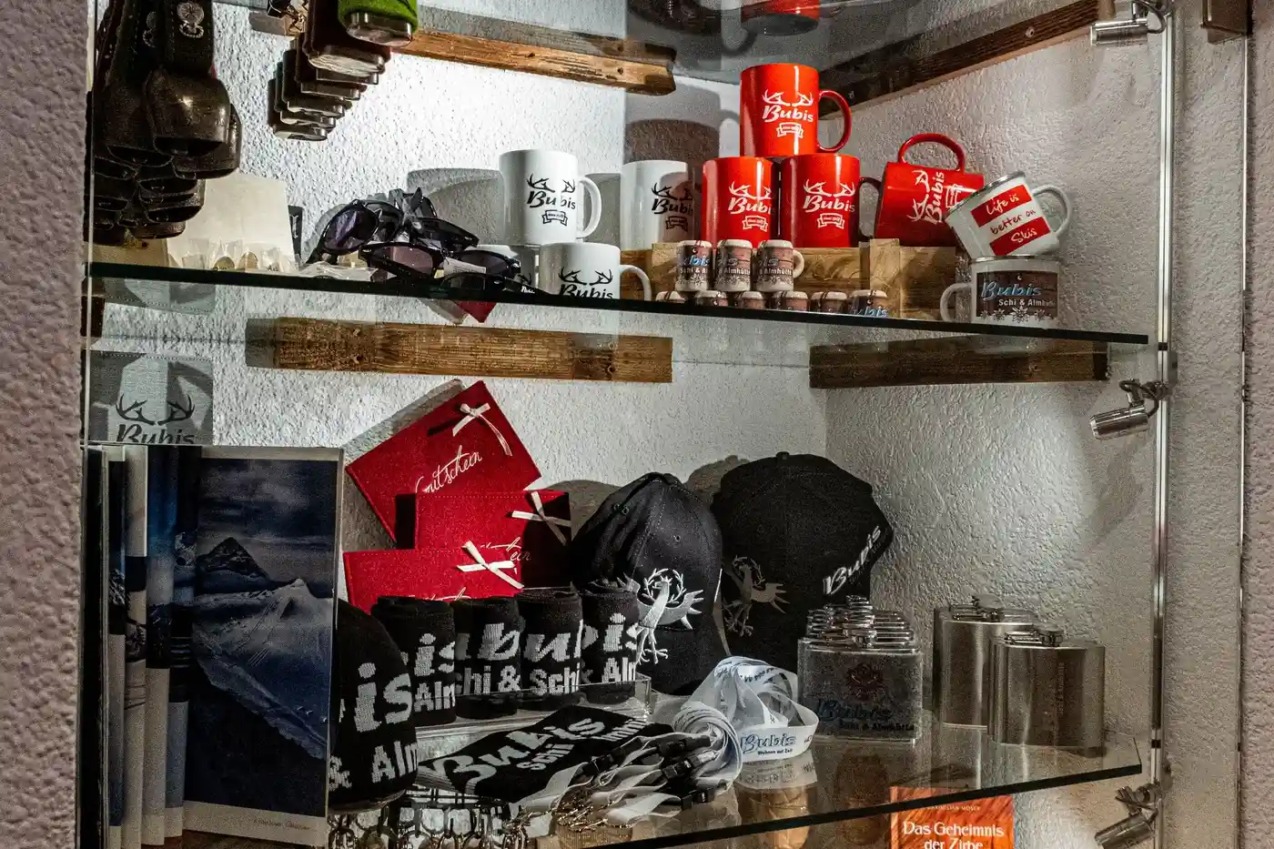 Ein Bild von der Auslage der Produkte in Bubis Souvenirshop.