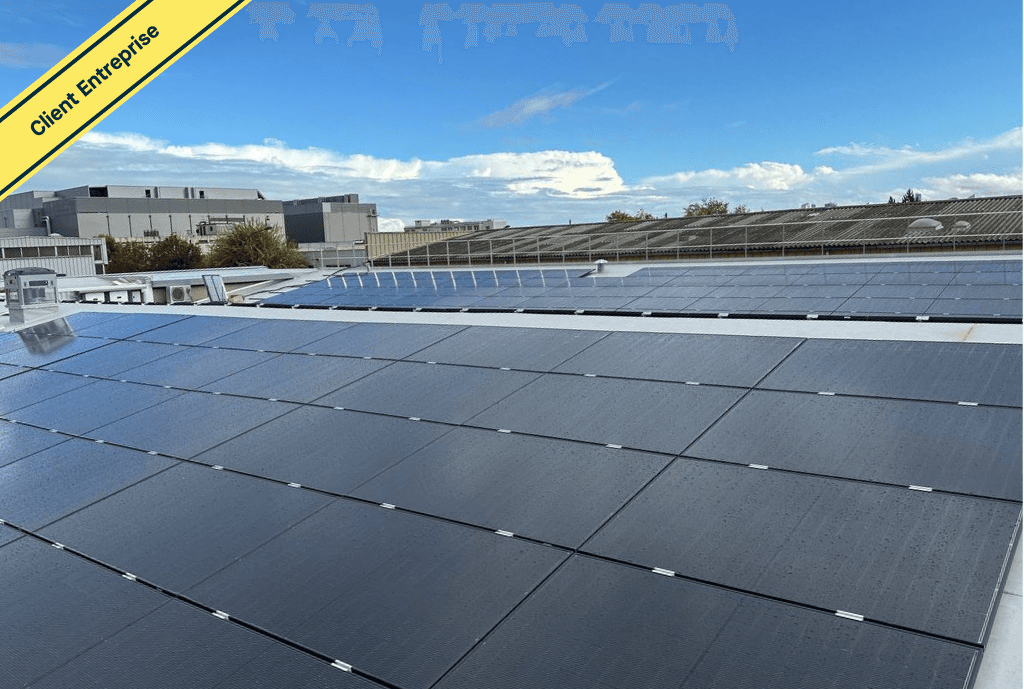 Photo d'un toit d’une entreprise à Argenteuil équipée de panneaux photovoltaïques dont l'installation a été faite par Solarock.