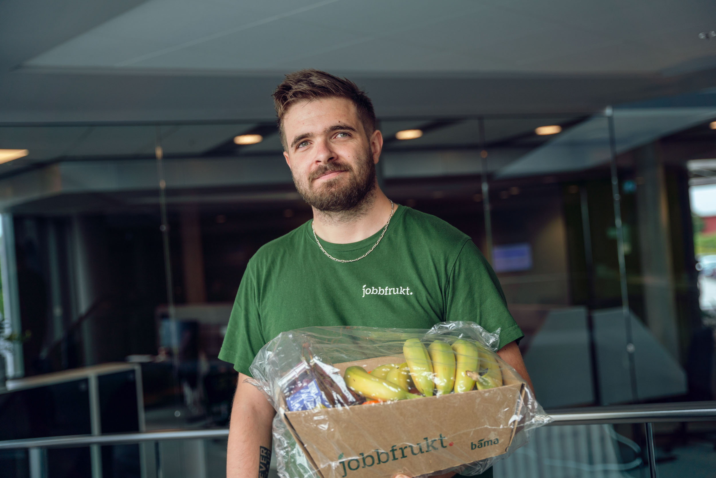 mann med fruktkasse