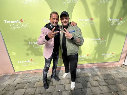 Dominik Geib und Markus Schöffl vor der ZDF Fernsehgarten Wand